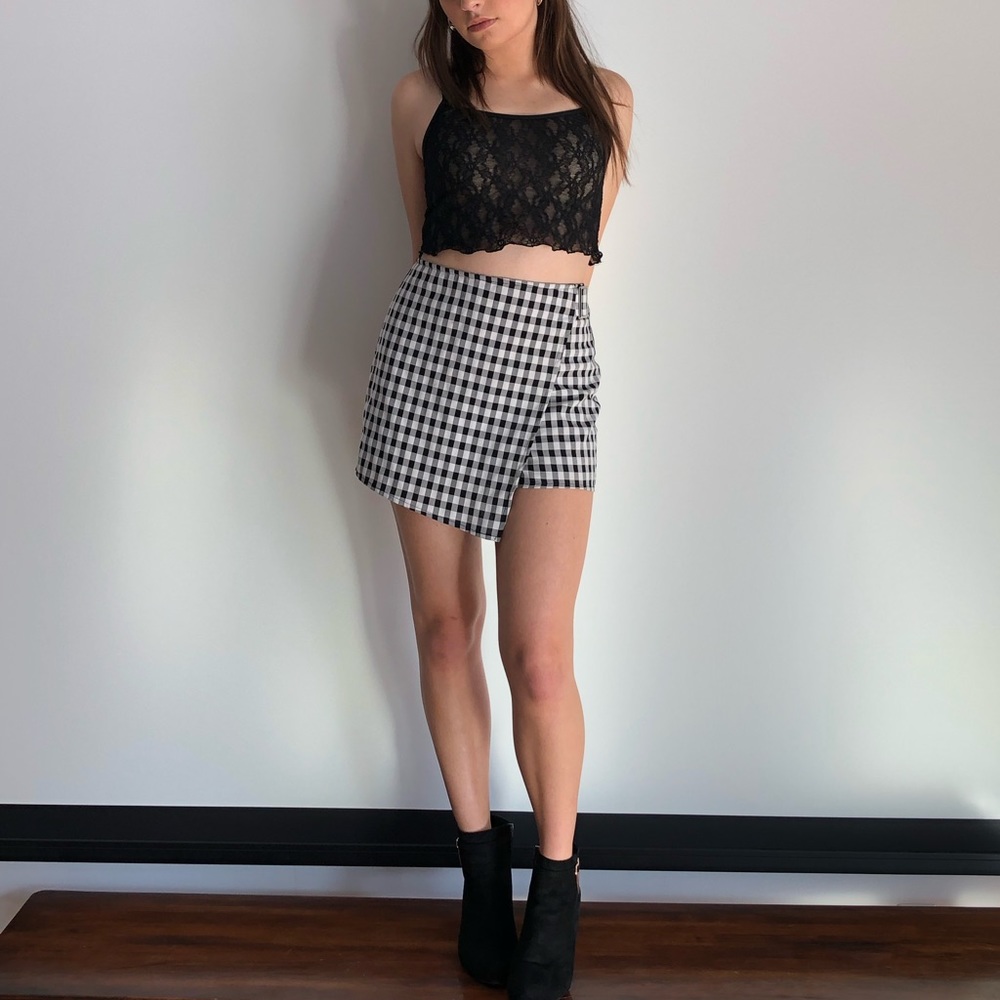 Mini skirt/shorts with a silver buckle